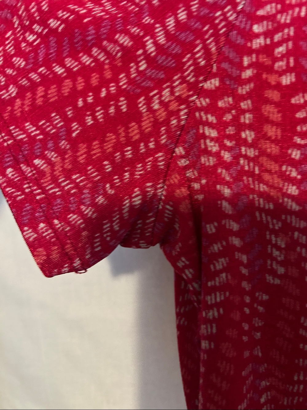 Jaclyn Smith Red V-Neck Short Sleeve Tee with Subtle Pattern - Picture 4 of 6